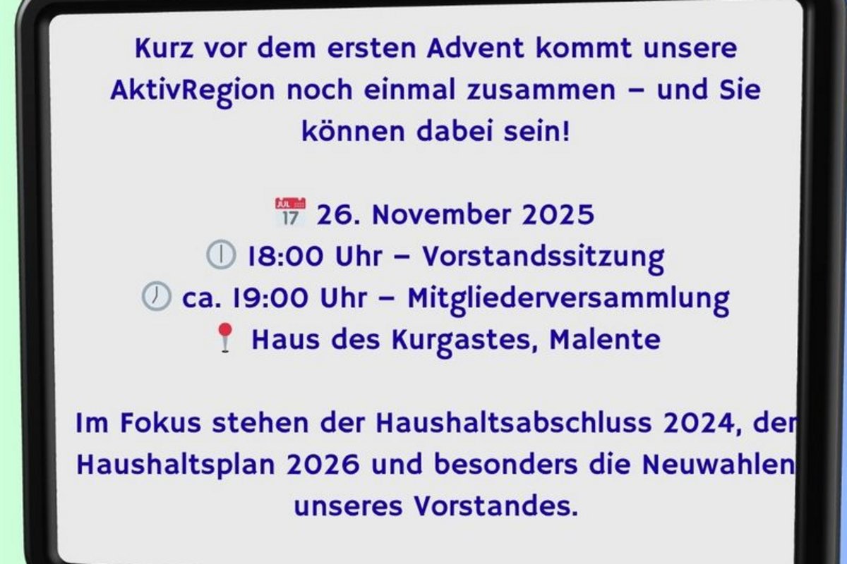 Sprechblase mit Einladungstext zur AktivRegion-Veranstaltung am 26. November 2025 über einem weißen Kerzenlicht und dem Logo der Holsteinischen Schweiz AktivRegion
