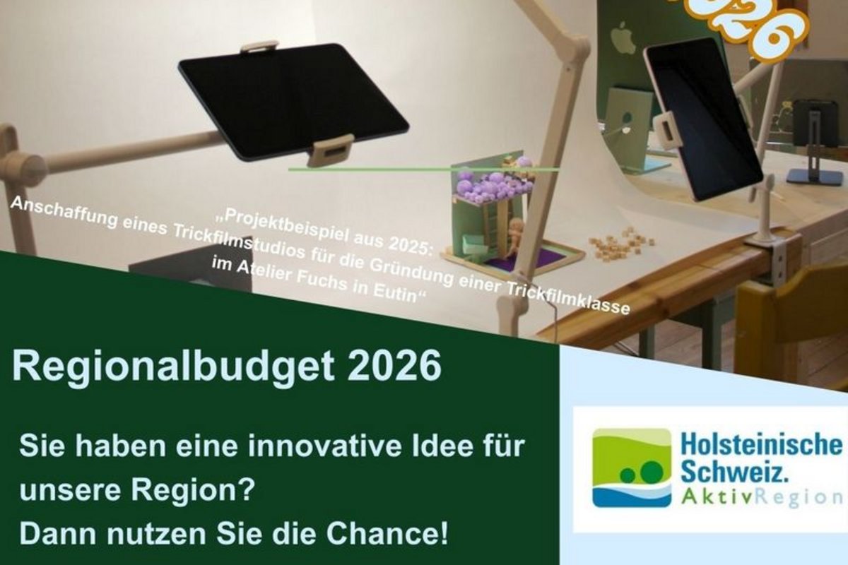 Arbeitsplatz mit zwei Tablets auf Halterungen vor Fenstern, im Hintergrund bunte Bilder an der Wand, Text zur Einreichung von Projektideen für das Regionalbudget 2026 der Holsteinischen Schweiz